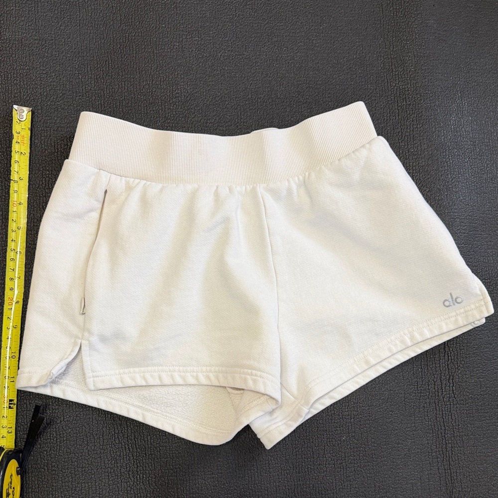 Alo yoga lounge sweat shorts elastic ribbed waistband zip pockets